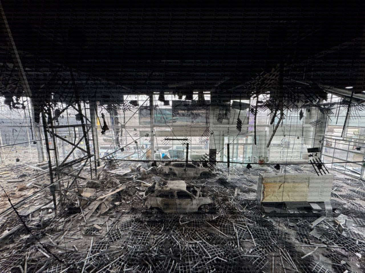 Знищений інтерʼєр автосалону Адіс-Мотор