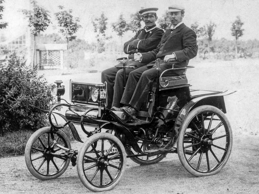 Генріх Опель (праворуч) і директор заводу Opel Седлашек на запатентованому Адамом Опелем автомобілі системі Луцманна