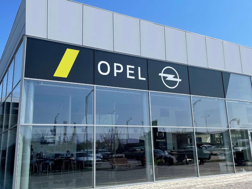 Фасад автосалону Opel у Вінниці
